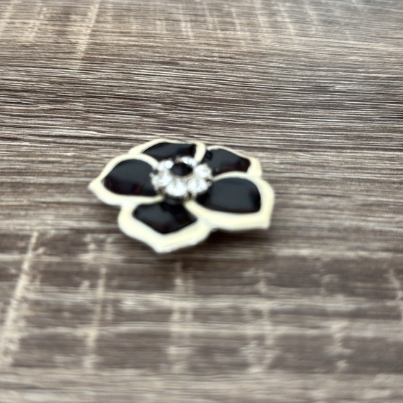 Elegant vintage black cream enamel rhinestone flower pendant 80s retro jewelry - Picture 3 of 11